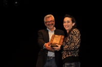 Carolina Alvarez, produttrice del film "Tiempos menos modernos" (Argentina-Cile) riceve il Primo Premio dal presidente della Giuria Ufficiale, Luis Estrada